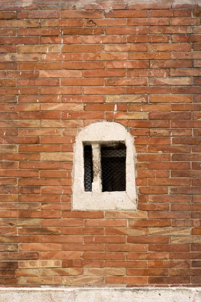Маленькое Белое Окно Кирпичной Стене Монастыря Дворце Диоклетиана Городе Сплит — стоковое фото