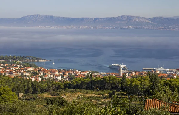 Паром Отплывает Гавань Супетар Острове Брач Хорватии — стоковое фото
