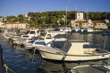 Yaz öğleden sonra yerleşim Maslinica Hırvatistan Solta adada