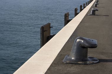 Çelik direk ve tamponlar için demirleme büyük cruise gemi liman Split Hırvatistan