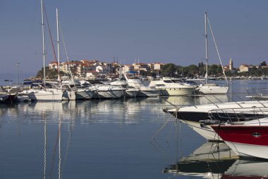 Küçük kasaba kasaba Adriyatik üzerinde bölünme yakınındaki sahil Hırvatistan'da Stobrec