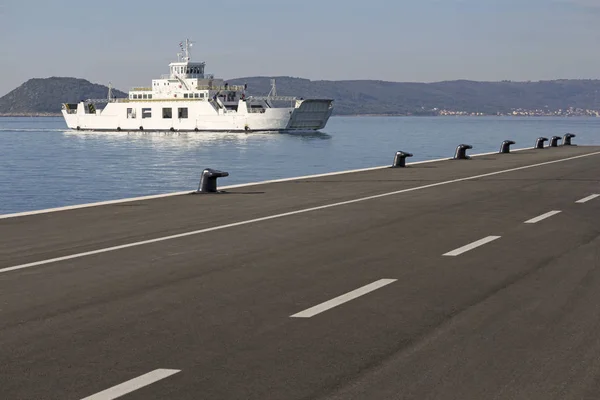 Betong Och Blacktop Piren För Godtagande Passagerare Kryssare Port Split — Stockfoto