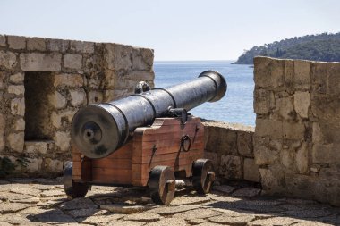 Dubrovnik taş sur ahşap monte eski demir top