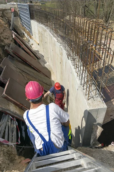 Lavoratori Rimuovere Casseforme Dal Nuovo Muro Cemento Cantiere — Foto Stock