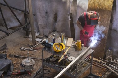 Kaynakçı paslanmaz çelik iki adet elektrikli kaynak makinası ile bağlanır.