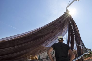 Hırvatistan Island Brac denizde gitmeden önce gemide Balık ağı çekerek