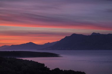 Balıkçı Körfezi ve turistik Köyü Povlja Kuzey Doğu Hırvatistan Island Brac alacakaranlıkta