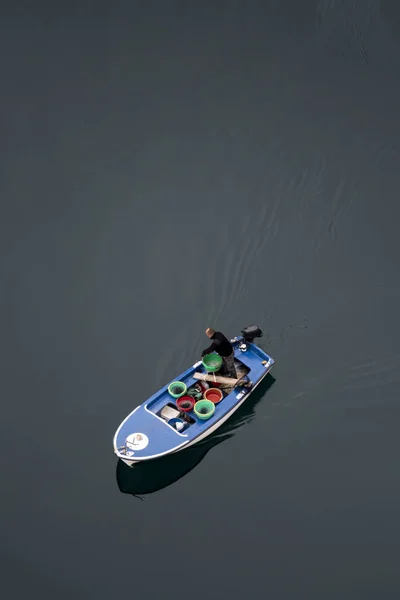 Balıkçı Teknesi Sakin Deniz Yüzeyi Balıkçı Hırvatistan Maslenica Köprü Altında — Stok fotoğraf