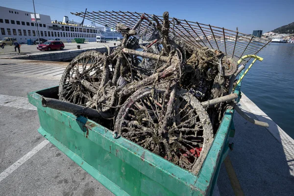 Kovové Plastové Odpadky Zeleném Kontejneru Mořského Dna Přístavu Split Chorvatsku — Stock fotografie