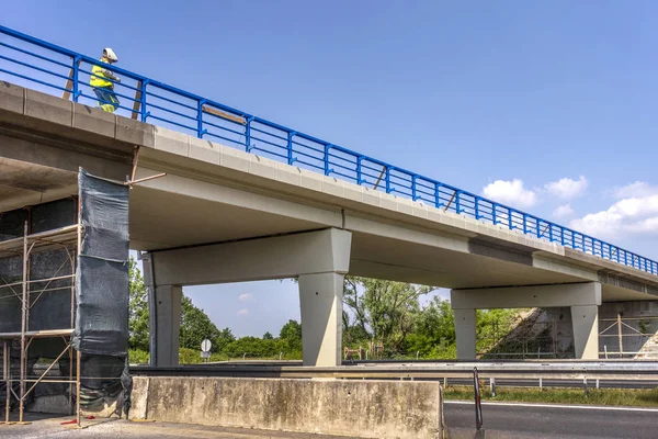 Worker Mount Renewing Blue Fence Overpass Highway — 스톡 사진