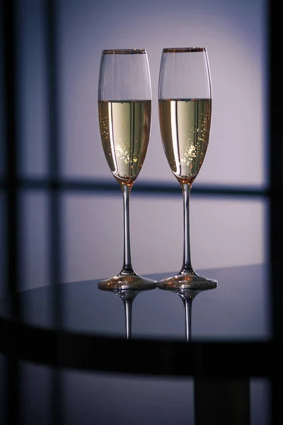 Een paar glazen champagne in het interieur — Stockfoto