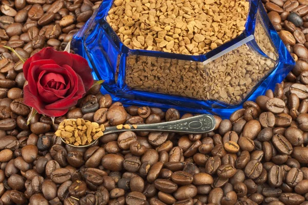 Kaffeebohnen und Instantkaffee. Granulat von Instant-Kaffee Hintergrund. Instantkaffee in einer Glasschale. Herstellung von löslichem Kaffee. Kaffee im Laden dekorieren. — Stockfoto