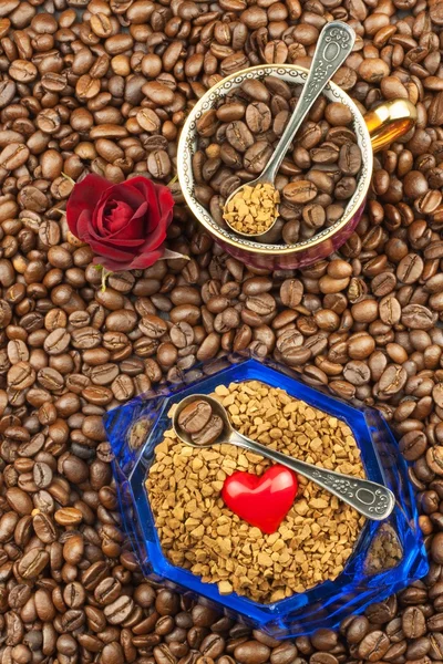 Coffee beans and instant coffee. Granules of instant coffee background. Instant coffee in a glass dish. Preparation of soluble coffee. Decorate store coffee. — Stock Photo, Image