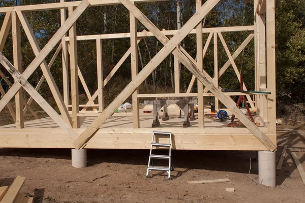 Marco de madera de la casa en construcción.Construcción nueva enmarcada de una casa. Casa de madera en proceso de construcción — Foto de Stock