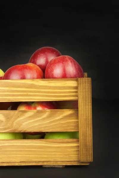 Manzanas rojas frescas de otoño en caja de madera de estilo granja. Venta de productos agrícolas. Publicidad para la venta de frutas . — Foto de Stock