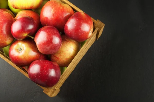 Manzanas rojas frescas de otoño en caja de madera de estilo granja. Venta de productos agrícolas. Publicidad para la venta de frutas . — Foto de Stock