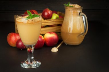 Taze preslenmiş elma suyu filtresiz. Elma suyu ve elma tahta masada. Sporcular için sağlıklı bir meyve suyu. Sonbahar elma hasadı.