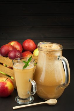 Taze preslenmiş elma suyu filtresiz. Elma suyu ve elma tahta masada. Sporcular için sağlıklı bir meyve suyu. Sonbahar elma hasadı.