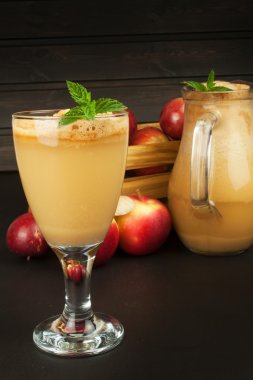 Taze preslenmiş elma suyu filtresiz. Elma suyu ve elma tahta masada. Sporcular için sağlıklı bir meyve suyu. Sonbahar elma hasadı.