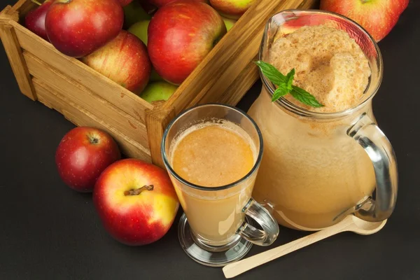 Jus de pomme frais pressé non filtré. Jus de pomme et pommes sur table en bois. Un jus sain pour les athlètes. Récolte automnale des pommes . — Photo