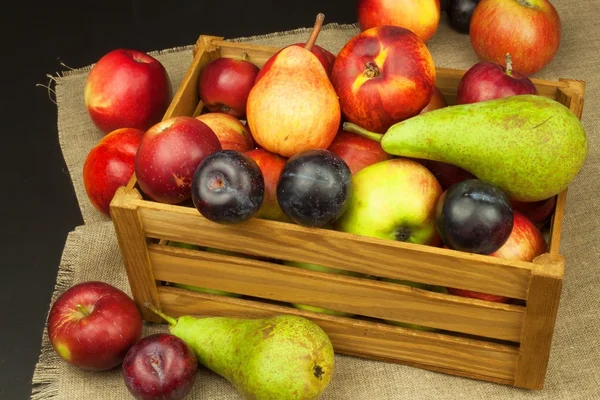 Ciruela y manzanas sobre mesa de madera. Frutas de otoño. Cosecha de otoño en la granja. Una dieta saludable para los niños . — Foto de Stock