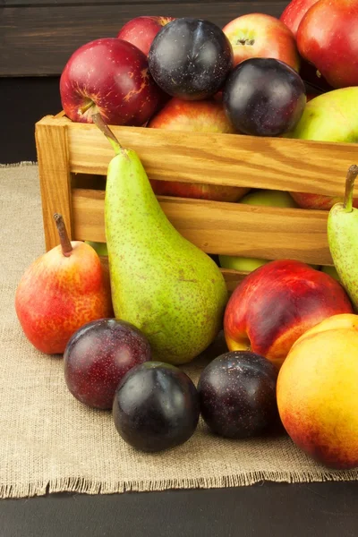 Ciruela y manzanas sobre mesa de madera. Frutas de otoño. Cosecha de otoño en la granja. Una dieta saludable para los niños . — Foto de Stock