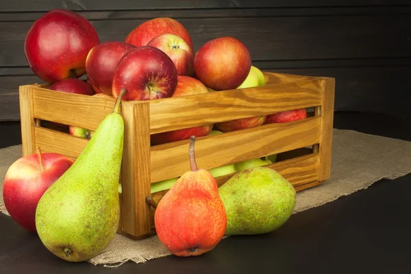 Peras y manzanas sobre mesa de madera. Frutas de otoño. Cosecha de otoño en la granja. Una dieta saludable para los niños . — Foto de Stock