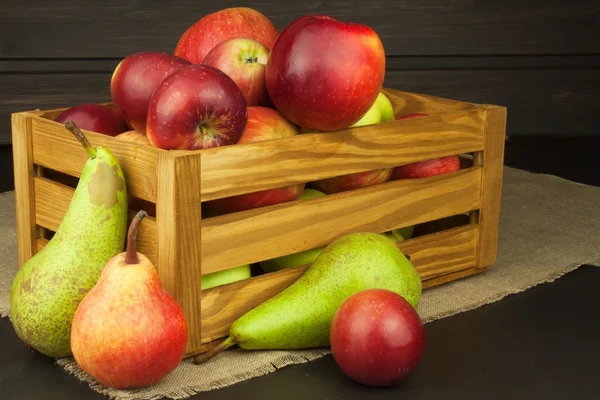 Peras y manzanas sobre mesa de madera. Frutas de otoño. Cosecha de otoño en la granja. Una dieta saludable para los niños . — Foto de Stock