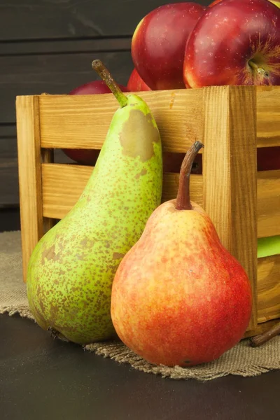 Peras y manzanas sobre mesa de madera. Frutas de otoño. Cosecha de otoño en la granja. Una dieta saludable para los niños . — Foto de Stock