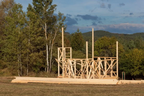 Construcción de una casa de madera en el bosque. Construcción de la casa. Construcción ecológica. Construcción de la casa familiar . — Foto de Stock