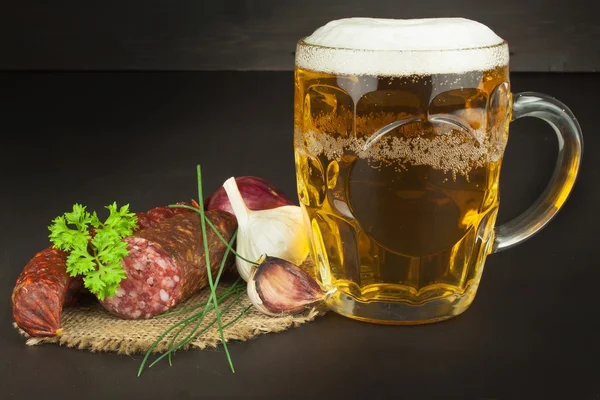 Glass of beer and sausages on a wooden background. Relax with a good beer. — Stock Photo, Image