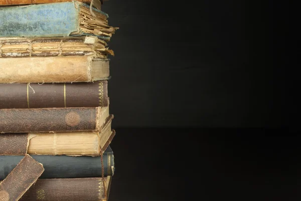 Stapelen van oude boeken, copyspace voor uw tekst. Antieke boeken op oude houten plank. — Stockfoto