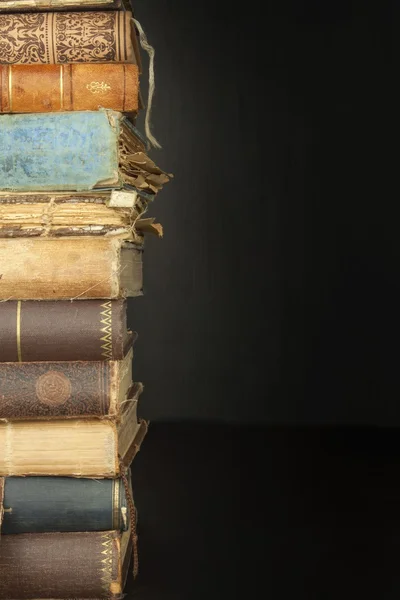 Stapel alter Bücher, Kopierraum für Ihren Text. antike Bücher im alten Holzregal. — Stockfoto