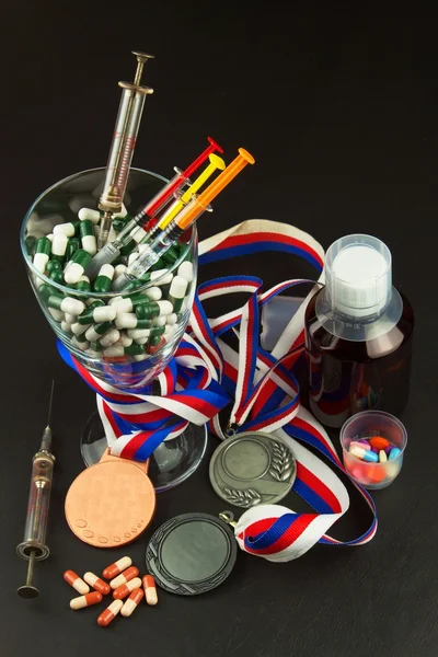 Doping in de sport. Misbruik van anabole steroïden voor sport. Anabole steroïden gemorst op een houten tafel. Fraude in de sport. Farmaceutische industrie. Valse overwinning. — Stockfoto