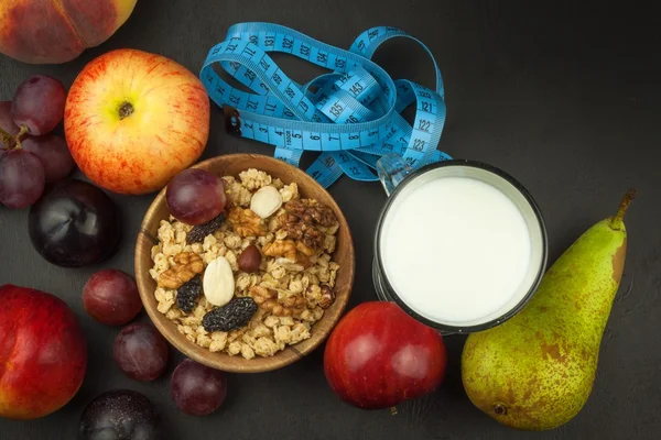 Havregryn, frukt och ett glas mjölk. Dietmat. Näringsrik mat för idrottare. Hälsosam kost. Traditionell frukost. — Stockfoto