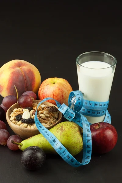 Havregryn, frukt och ett glas mjölk. Dietmat. Näringsrik mat för idrottare. Hälsosam kost. Traditionell frukost. — Stockfoto