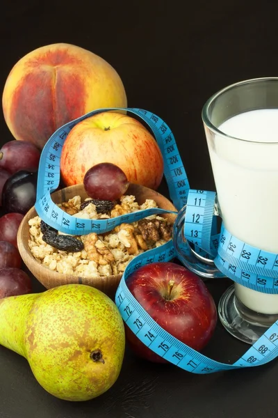 Harina de avena, fruta y un vaso de leche. Comida dietética. Alimento nutritivo para deportistas. Dieta saludable. Desayuno tradicional . — Foto de Stock