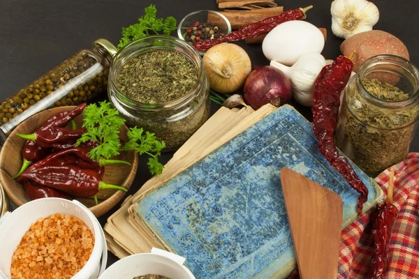 本食谱和香料木制的桌子上。本食谱和成分。大蒜、 辣椒和洋葱。烹饪的成分。家用厨房. — 图库照片