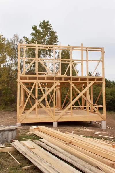 Szitáló őszi nap az építkezésen. Építése a fából készült ház az erdőben. A ház építése. Ökológiai építése. Családi ház építés. — Stock Fotó