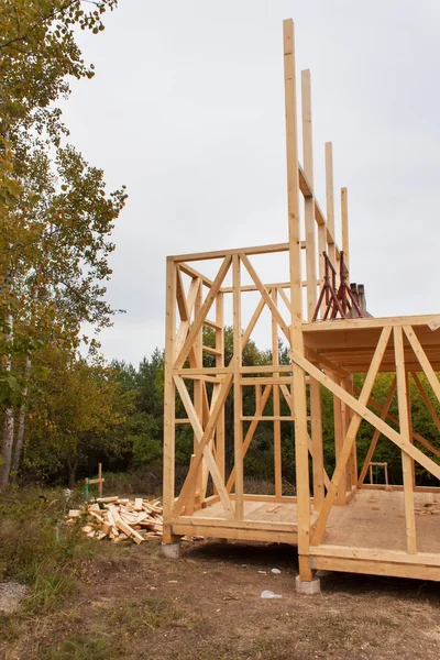 Szitáló őszi nap az építkezésen. Építése a fából készült ház az erdőben. A ház építése. Ökológiai építése. Családi ház építés. — Stock Fotó