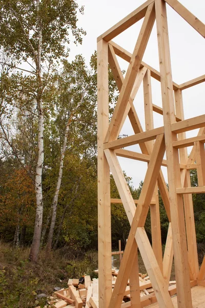 Día de otoño con llovizna en el sitio de construcción. Construcción de una casa de madera en el bosque. Construcción de la casa. Construcción ecológica. Construcción de la casa familiar . — Foto de Stock