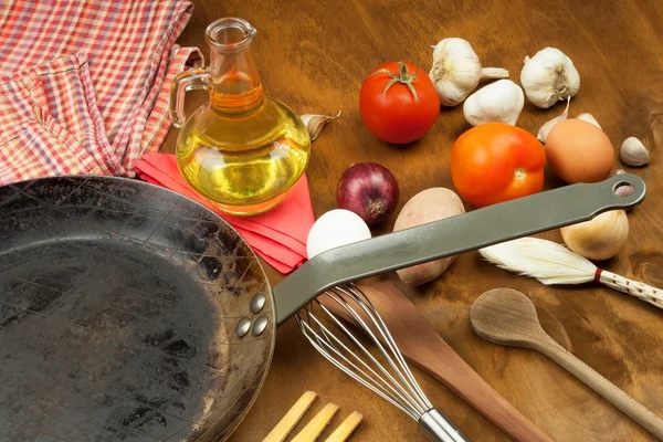 厨房铁锅和配料准备饭菜。木制的勺子来烹饪。家庭烹饪设施。销售于一体的厨房工具. — 图库照片
