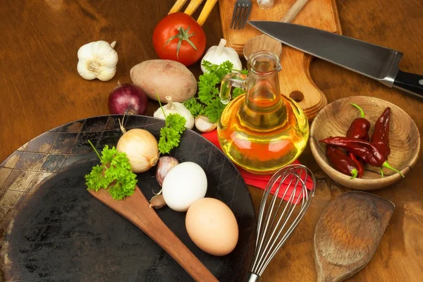 Kök järn pan och ingredienser för att laga mat. Träslevar för matlagning. Faciliteter på husmanskost. Försäljning av kök verktyg. — Stockfoto