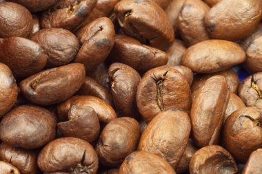 Kavrulmuş kahve çekirdekleri ayrıntıları. Kavrulmuş kahve çekirdekleri bir yığın atış kapatın