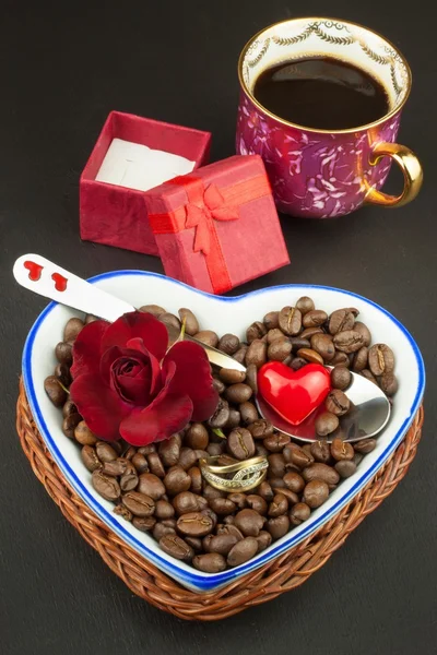 Romantic coffee. Marriage proposal. Coffee beans and a gold ring. Breakfast for lovers. Declaration of love on Valentine's Day. — Stock Photo, Image