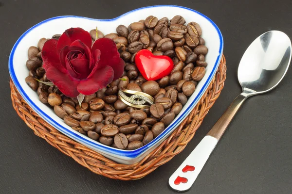 Romantic coffee. Marriage proposal. Coffee beans and a gold ring. Breakfast for lovers. Declaration of love on Valentine's Day. — Stock Photo, Image