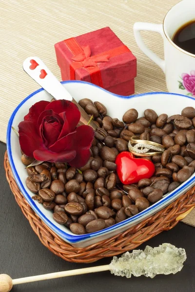 Romantic coffee. Marriage proposal. Coffee beans and a gold ring. Breakfast for lovers. Declaration of love on Valentine's Day. — Stock Photo, Image