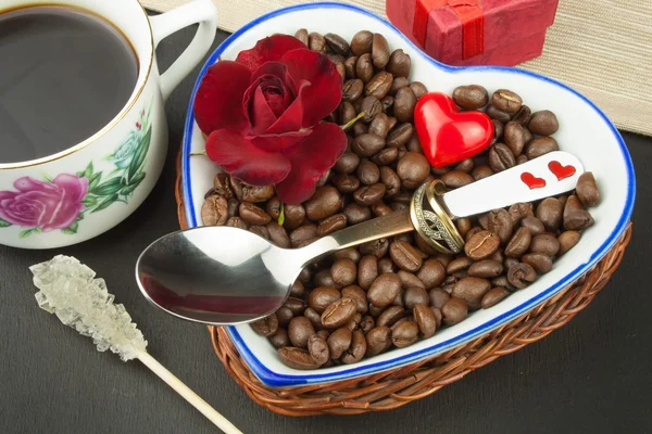 Romantic coffee. Marriage proposal. Coffee beans and a gold ring. Breakfast for lovers. Declaration of love on Valentine's Day. — Stock Photo, Image