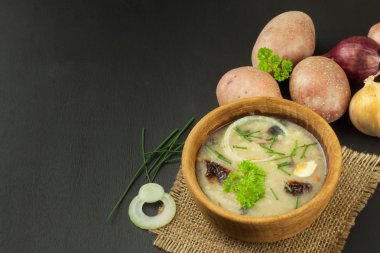 Mantar ev yapımı patates çorbası. Ahşap masa üzerinde patates çorbası ile top. Gıda hazırlama.