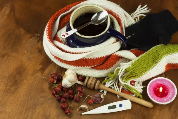 Medicina tradicional contra resfriados e gripe. Chá de rosa mosqueta. Tratamento da doença . — Fotografia de Stock